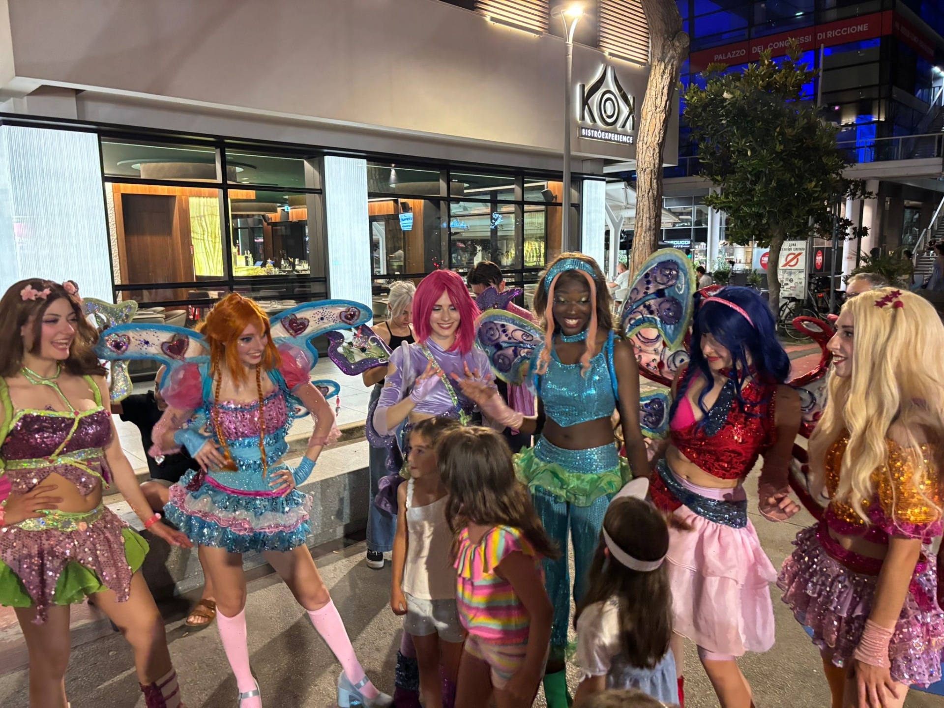 Bambini e famiglie che partecipano alle attività del Kids Family Festival a Riccione, piazzale Ceccarini.