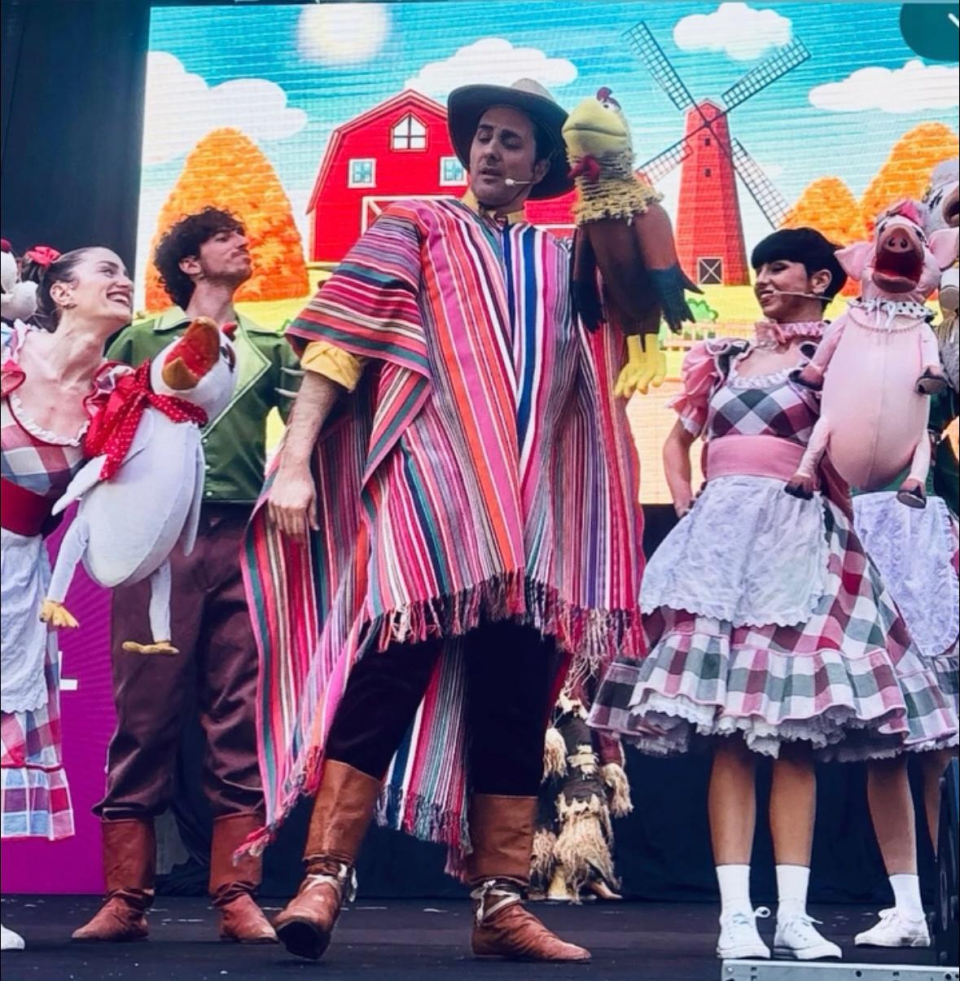 un frame del musical Crazy Farm Show