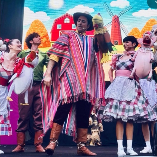 un frame del musical Crazy Farm Show