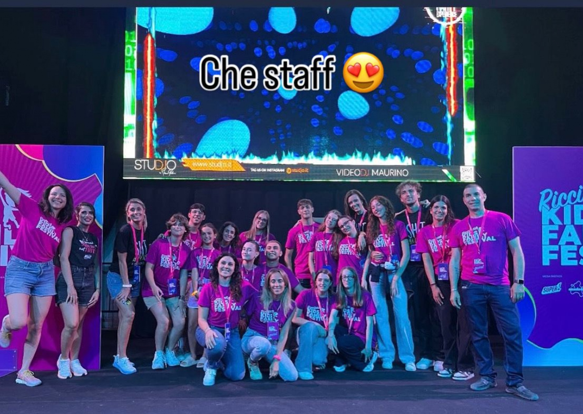 Bambini e famiglie che partecipano alle attività del Kids Family Festival a Riccione, piazzale Ceccarini.