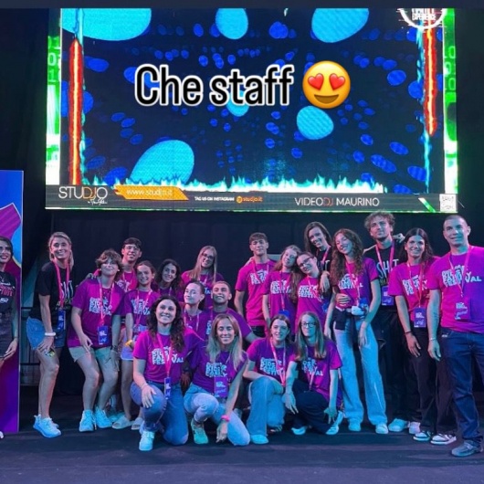 Bambini e famiglie che partecipano alle attività del Kids Family Festival a Riccione, piazzale Ceccarini.