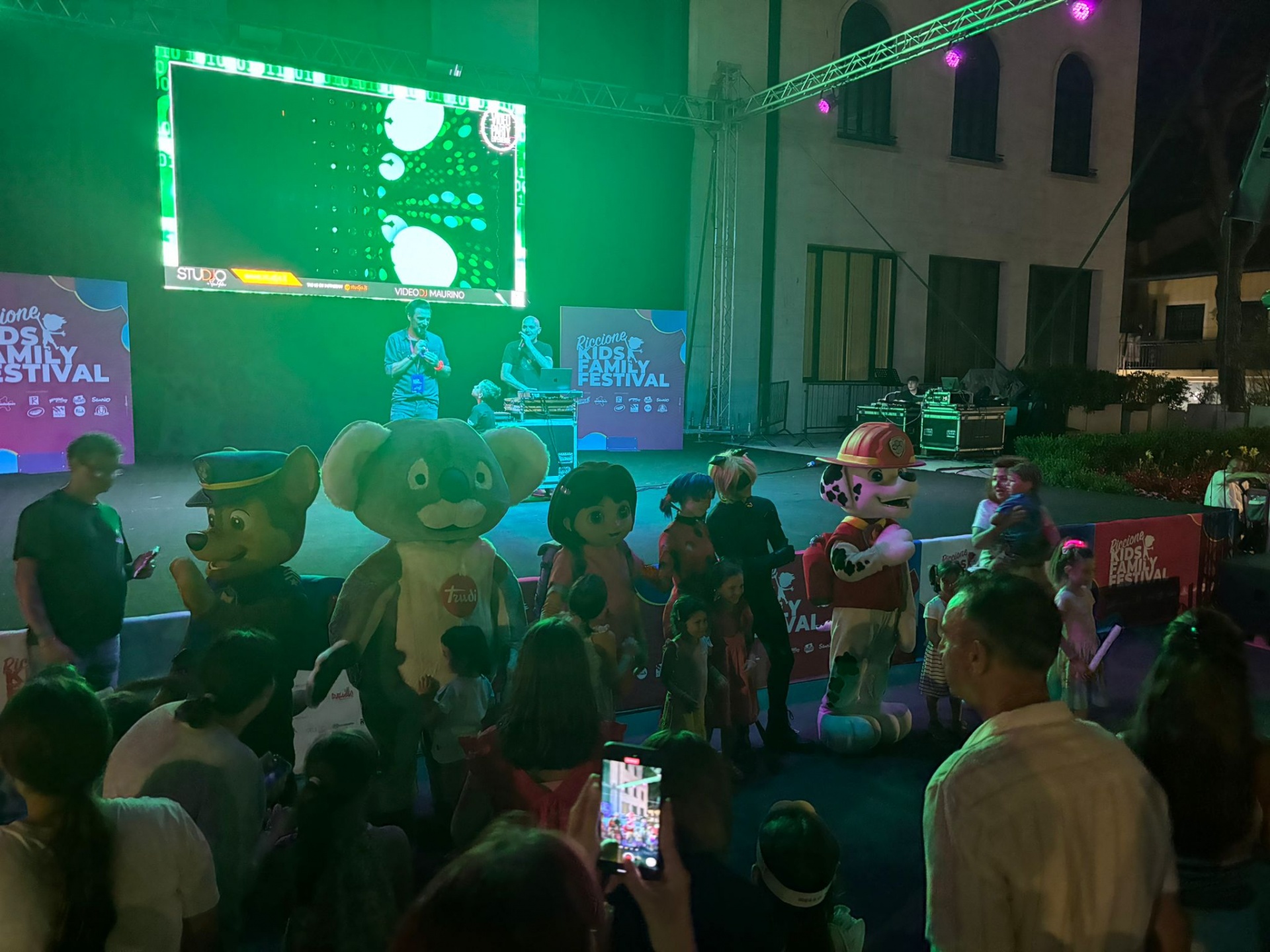 Bambini e famiglie che partecipano alle attività del Kids Family Festival a Riccione, piazzale Ceccarini.
