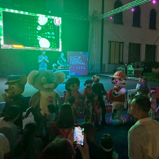Bambini e famiglie che partecipano alle attività del Kids Family Festival a Riccione, piazzale Ceccarini.